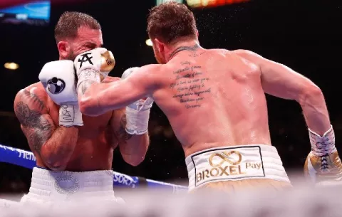 Saúl 'Canelo' Álvarez hace historia como nuevo 'rey' del peso supermediano