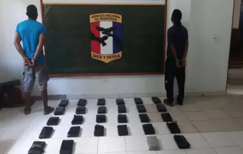 Capturan a dos hombres y decomisan 28 paquetes de presunta droga en una embarcación artesanal en la comarca Guna Yala