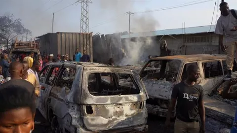  Ascienden a 98 los muertos en Sierra Leona tras explotar un camión cisterna