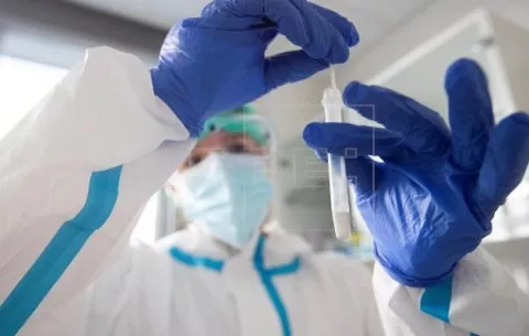 ¿Cuáles son los síntomas de ómicron, la variante que tiene en vilo al mundo?