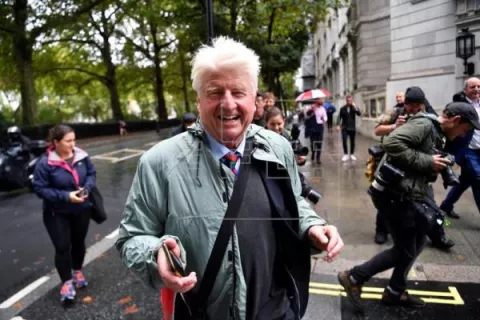 Acusan al padre de Boris Johnson de tocar en forma inapropiada a dos mujeres