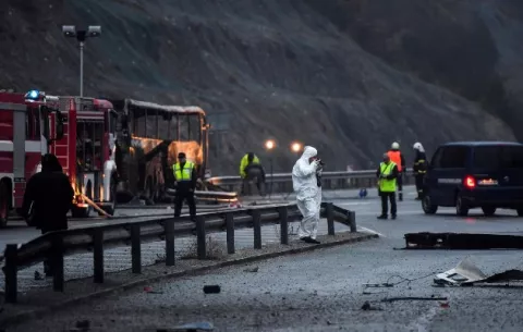 ¡Tragedia! Mueren calcinados en Bulgaria 46 personas al volcarse e incendiarse un autobús 
