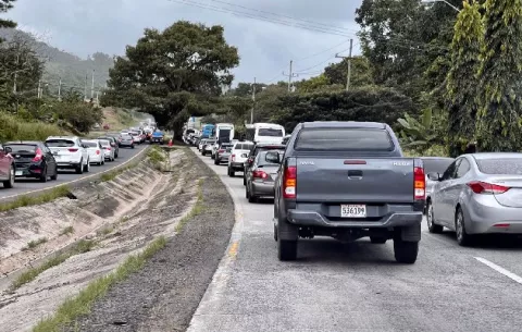 Éxodo de fiestas patrias: cientos de personas atrapadas en el tranque hacia el interior del país