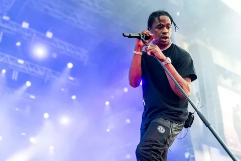 Travis Scott está devastado por la muerte de al menos ocho personas en el Festival Astroworld