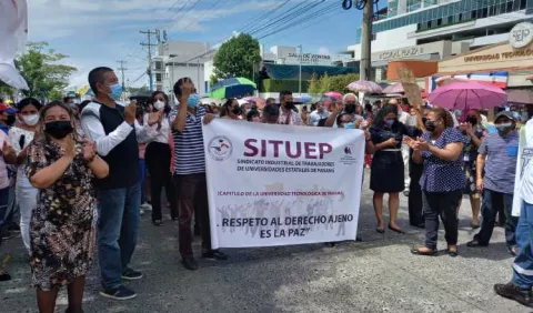 Funcionarios de la Universidad Tecnológica continúan protestando por su bono navideño