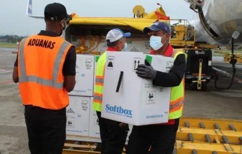 Panamá recibe nuevo embarque con 100,620 dosis de la vacuna de Pfizer