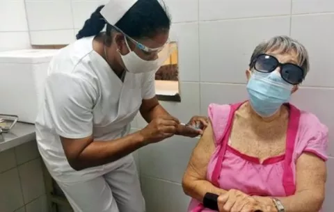 La OMS determina que nueva variante es de riesgo y la bautiza como 'omicrón'