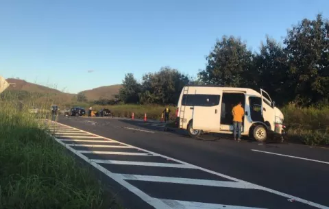 Aparatosa colisión entre un auto y un bus de la ruta El Peñón-Santiago deja una persona en estado delicado