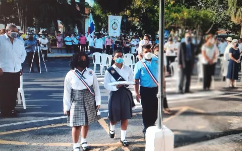 Conmemoran Día de la Bandera en el parque Juan Demóstenes Arosemena de Santiago