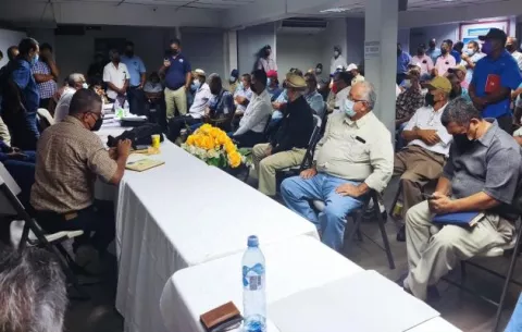Dirigentes del transporte del interior del país aseguran que el gobierno no los tomó en cuenta 