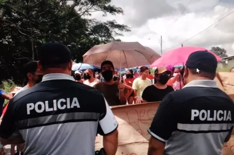 Policía Nacional interviene en protesta de moradores de Villa Mireya
