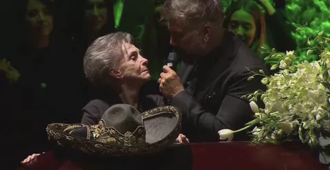 Alejandro Fernández despide a su padre, Vicente Fernández, al ritmo de 'Amor de los dos'