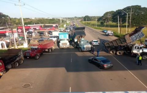 Camioneros de la región de Azuero exigen plazas de empleo en los proyectos de construcción