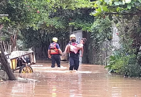 Desborde del río La Villa causa afectaciones a moradores y productores de Villa Bonita 