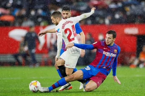 Barcelona desaprovecha superioridad ante Sevilla en LaLiga