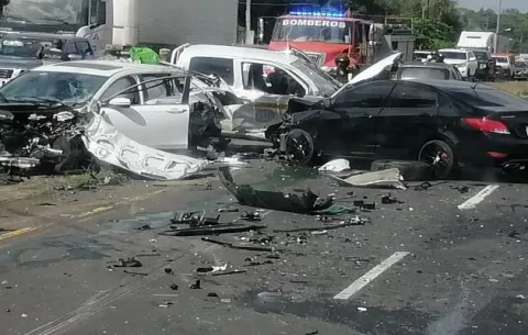 Choque vehicular múltiple en Campana deja tres personas con lesiones de consideración