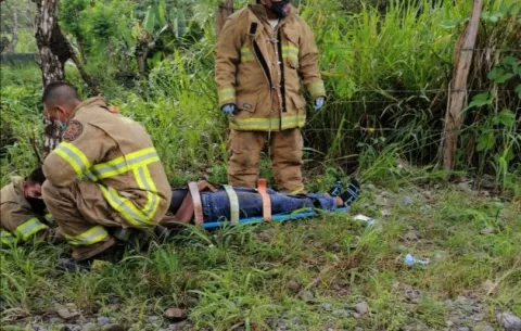 Conductor de tractor se encuentra en condición delicada tras vuelco en Gariché