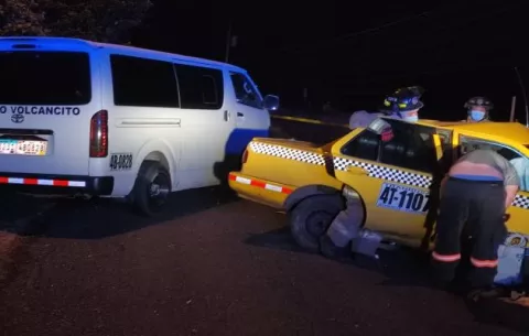 Choque entre un taxi y un bus de ruta interna deja dos muertos y cinco heridos en el distrito de Boquete