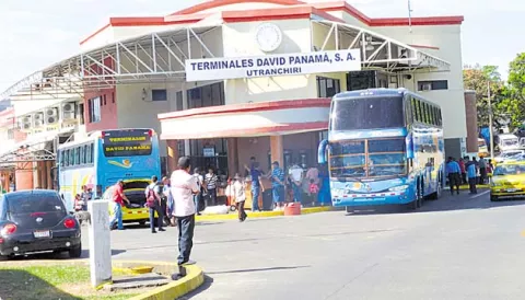 Transportistas del interior del país suspenden provisionalmente el paro de este lunes para dialogar con el Gobierno