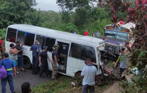 Una triple colisión deja dos personas heridas en el sector de Puerto Pilón, Colón