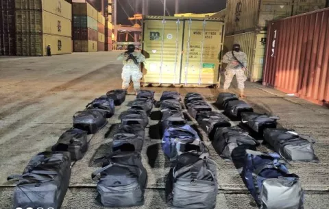 Decomisan 829 paquetes de droga dentro de un contenedor en una terminal portuaria de Colón