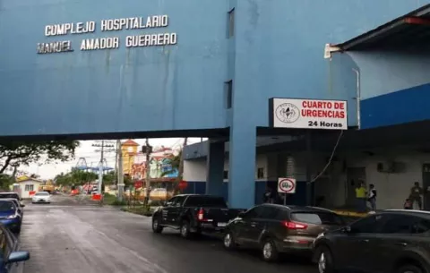 Hieren de dos disparos a un hombre cuando bajaba de su auto en Altos de Los Lagos, Colón