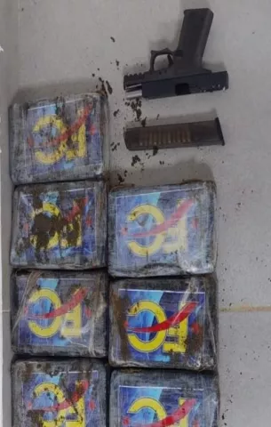 Incautan once paquetes de droga y un arma de fuego en la Costa Abajo de Colón