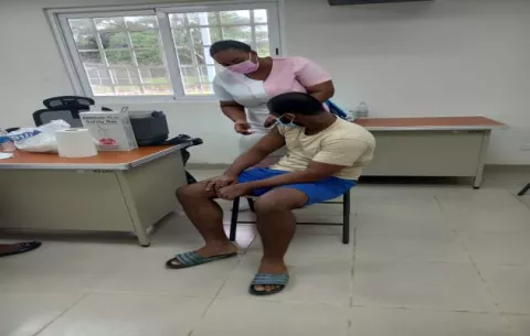 Vacunan contra la influenza a jóvenes y funcionarios del centro de cumplimiento de Colón