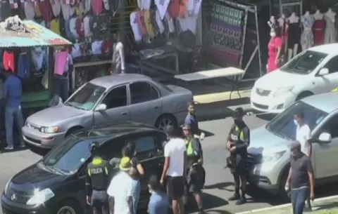 Rescatan a un niño encerrado en un auto con los vidrios arriba en Colón