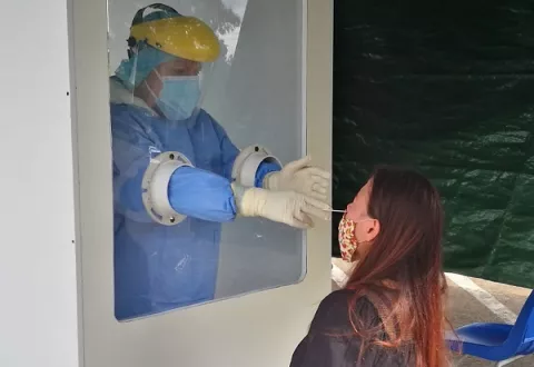 Casos activos de covid-19 y contagios continúan al alza en Panamá