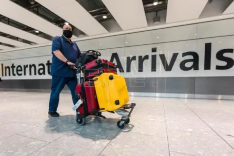 Reino Unido elimina la lista roja de viajes, pero exigirá test de coronavirus