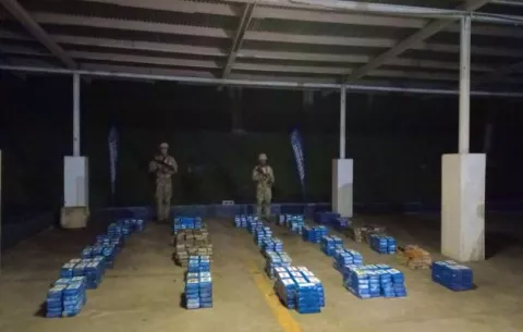 Hallan 918 paquetes de droga en maletines dentro de contenedor en puerto del Pacífico panameño