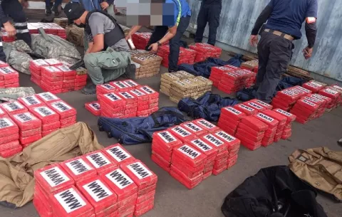 Incautan más de 800 paquetes de presunta droga en puerto del Pacífico