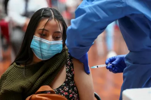 Ecuador declara como obligatoria la vacunación contra la covid-19