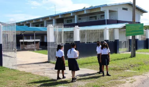 Ministra de Educación espera recibir mejoras de 19 escuelas en el mes de abril