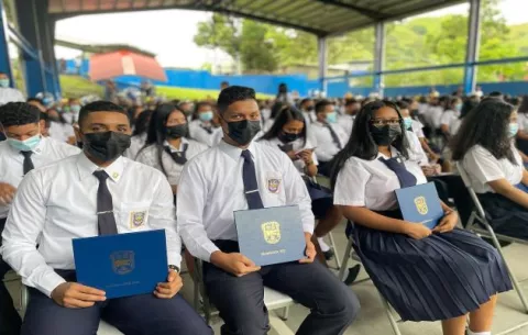 Un total de 38,874 estudiantes de duodécimo grado de escuelas públicas y particulares se gradúan este 2021