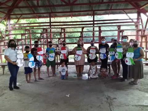 Niños en finca Lechoza en Barú, confeccionan motivos navideños con material reciclado 