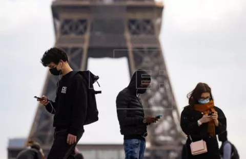 Francia registra por primera vez más de 100 mil contagios diarios de covid-19