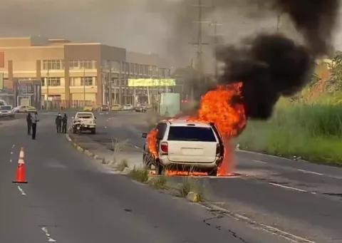 Vehículo se incencia en la vía de los Cuatro Altos en Colón