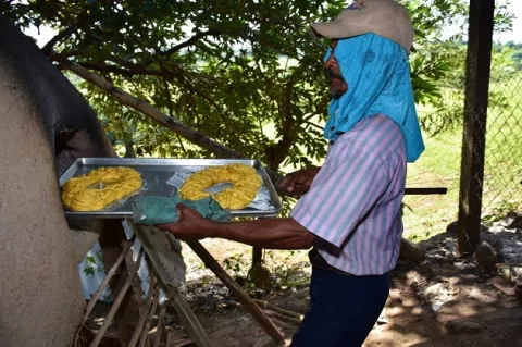 El santeño panadero que prepara roscas navideñas en horno de barro