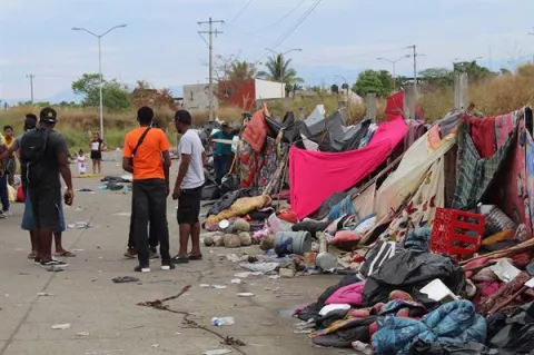 Desalojan a miles de haitianos del campamento del sureste de México