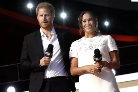Harry y Meghan incluyen en su postal navideña la primera foto de su hija Lili