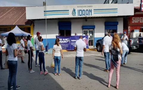 Moradores de varias barriadas de La Chorrera protestan para exigir agua potable