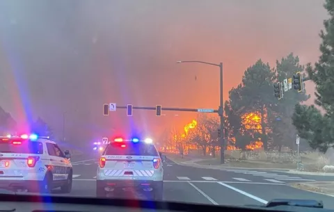 Infierno en Colorado: Más de 30 mil evacuados por incendios fuera de control 