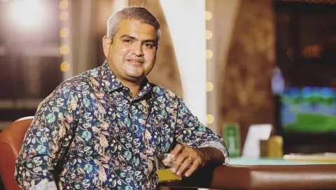Jhonathan Chávez cierra el 2021 con su nuevo tema 'Fingiendo ser feliz'