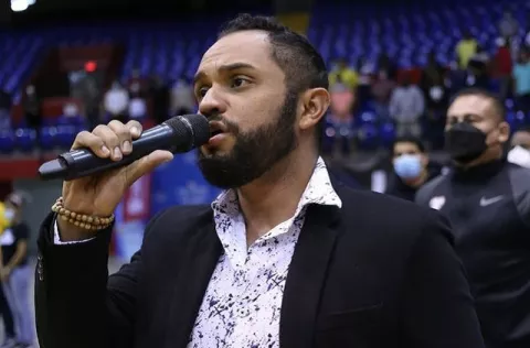 José Miguel Castro, de 'Hecho en Panamá', cantó el Himno Nacional en la serie final de la LPB