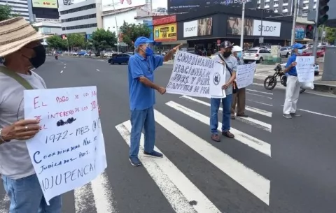 Jubilados y pensionados cierran vía para exigir bonos y devolución de intereses de décimos atrasados 
