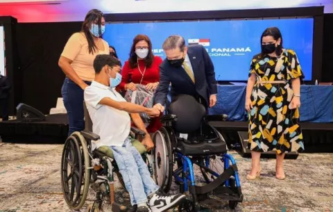 Laurentino Cortizo sanciona ley que establece atención domiciliaria para personas con discapacidad severa