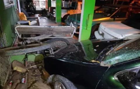 Auto impacta a un ciclista y termina estrellado en una casa en Las Tablas 