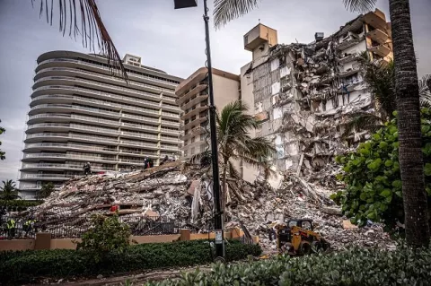 Colocan placa en recuerdo de víctimas del derrumbe de edificio en Miami-Dade 
